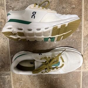 On Runnung Cloudrunner sneaker. Women’s size 7.5!